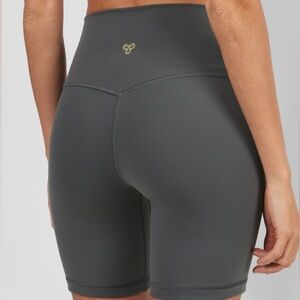 Aritzia - TNA Slick 7” Hi-Rise Biker Shorts NWT (Size: L)